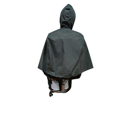 معطف واق من المطر بوليستر قابل لإعادة الاستخدام سمك المعطف الأسود 0.1 مم للمعاقين